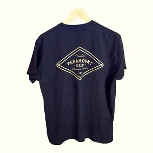 𝅺FENDER Paramount Series black and gold t-shirt, size Medium